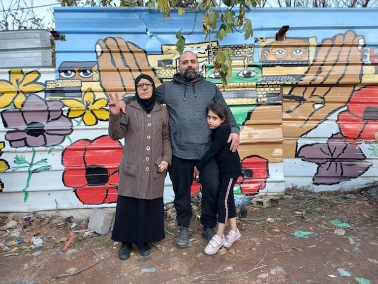 الفلسطينية فاطمة سالم على الأكتاف بحي الشيخ جراح