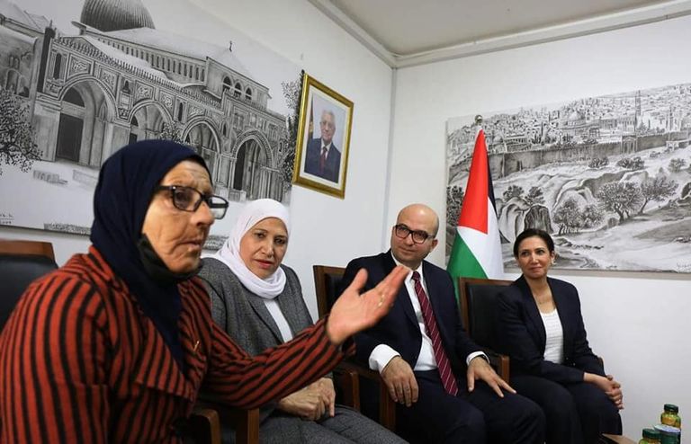 الفلسطينية فاطمة سالم على الأكتاف بحي الشيخ جراح