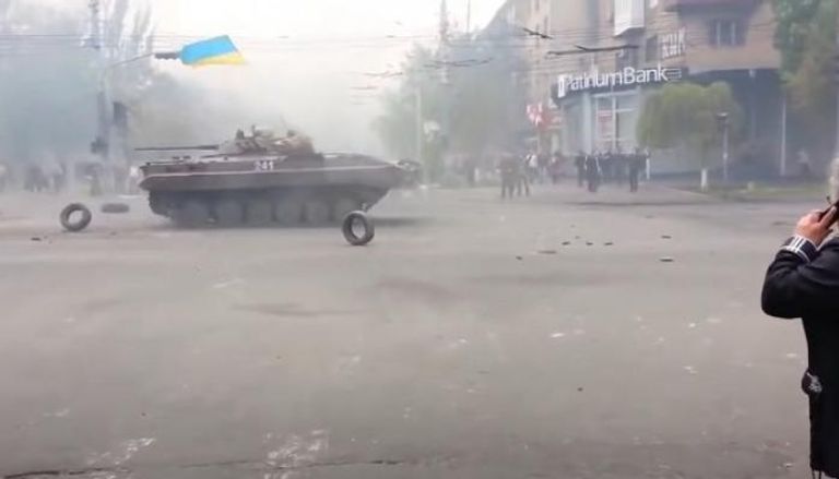 آلية عسكرية أوكرانية خلال المعارك في مايو 2014