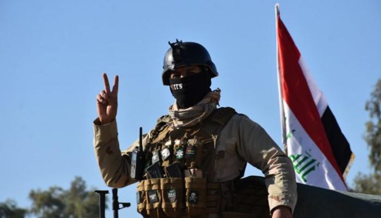 جندي عراقي يلوح بأشارة النصر