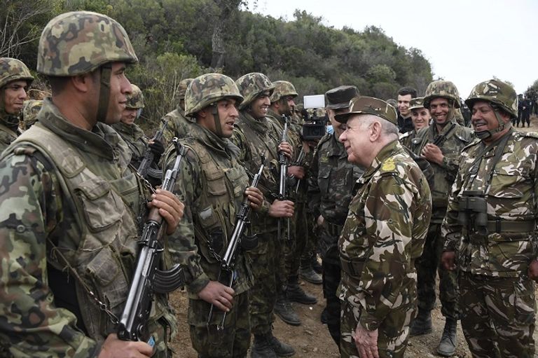 قائد أركان الجيش الجزائري مع الوحدة العسكرية التي نفذت العملية