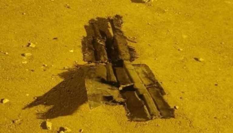أجزاء من الصاروخ الحوثي بعد اعتراضه