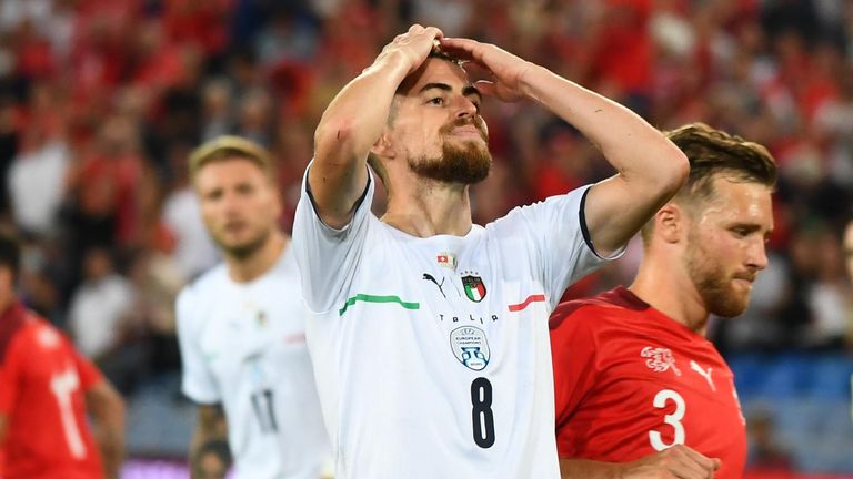 حزن جورجينيو لاعب منتخب إيطاليا بعد إهدار ركلة جزاء ضد سويسرا روبرتو مانشيني مدرب منتخب إيطاليا