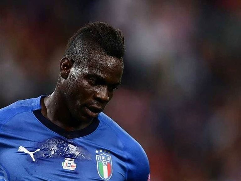 ماريو بالوتيلي بقميص منتخب إيطاليا روبرتو مانشيني مدرب منتخب إيطاليا
