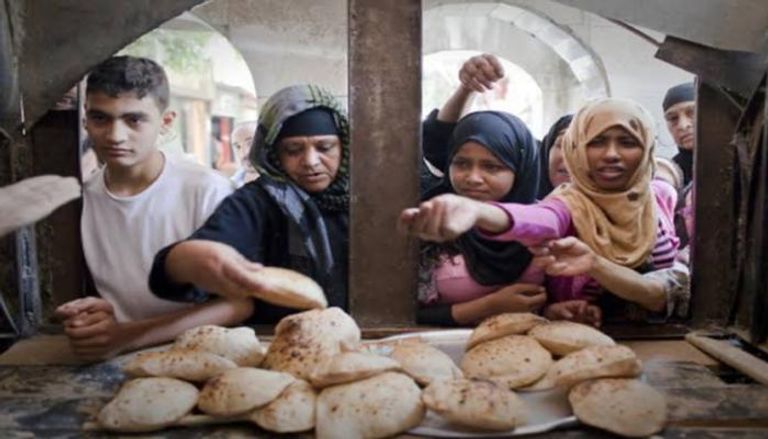 مواطنون خلال عملية شراء الخبز بمصر