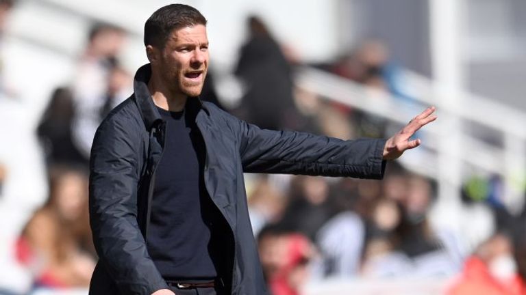 تشابي ألونسو مدرب الفريق الثاني في ريال سوسيداد تشافي هرنانديز مدرب برشلونة