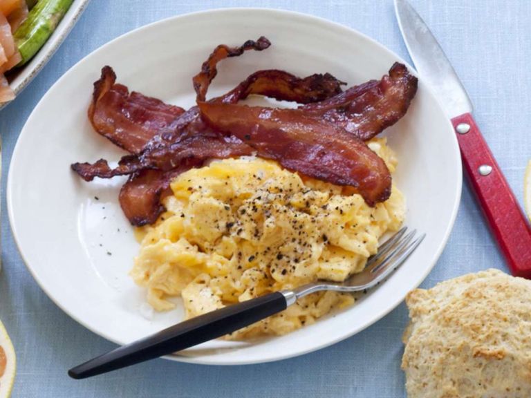 تناول اللحم المقدد من العادات الخاطئة على الإفطار- أرشيفية