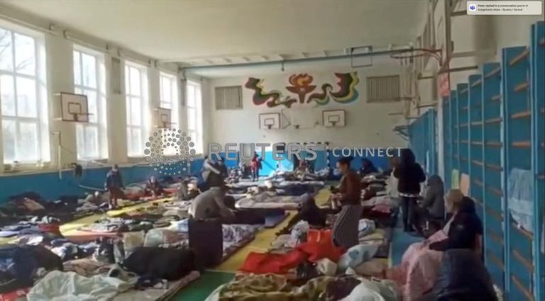 نازحون أوكرانيون من مدينة ماريوبول يستريحون في مركز إيواء في مدينة برديانسك في أوكرانيا مقر وزارة الدفاع الروسية