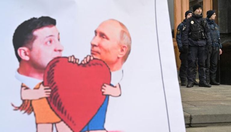 لافتة عليها صورة الرئيسين الروسي والأوكراني