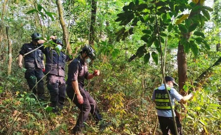 جزء من حطام الطائرة الصينية المنكوبة