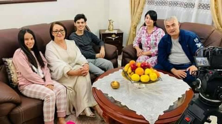 الفنانة الجزائرية بهية راشدي مع أفراد عائلتها - أرشيفية الفنانة الجزائرية بهية راشدي - أرشيفية