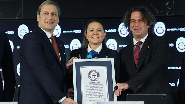 ملعب نيف معقل جالطة سراي