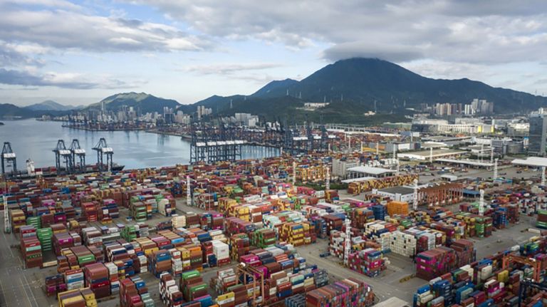 تكدس الحاويات في أحد موانئ الصين العقوبات الأوروبية تفجر أزمة حاويات في الصين