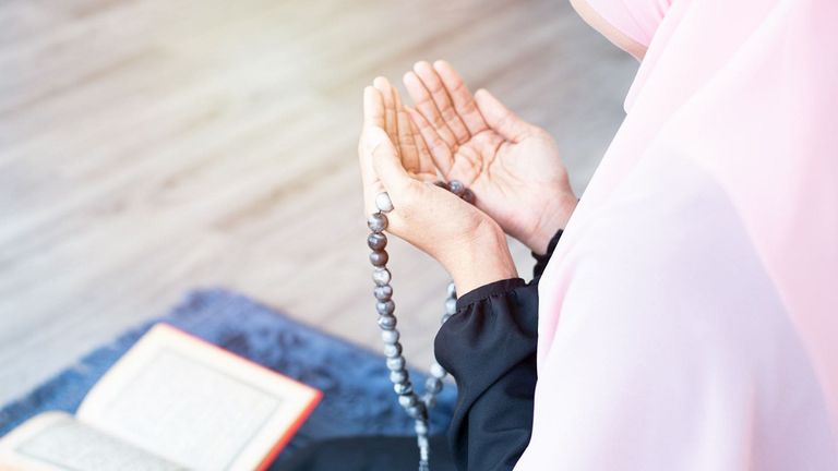 فتاة تدعو الله في شهر رمضان