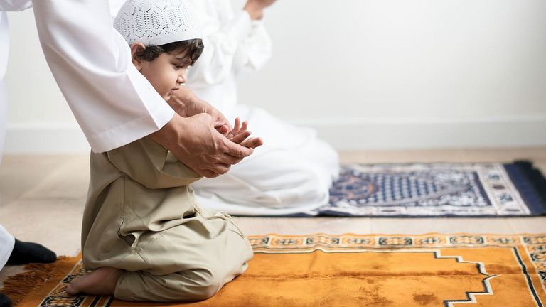 فتاة تدعو الله في شهر رمضان