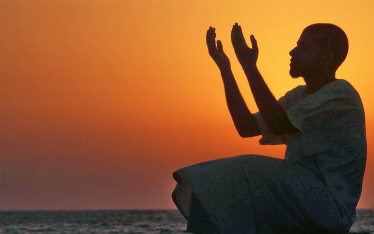 فتاة تدعو الله في شهر رمضان
