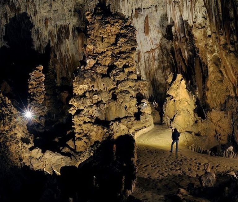 كهف Škocjan Cave كهف Waitomo Glowworm