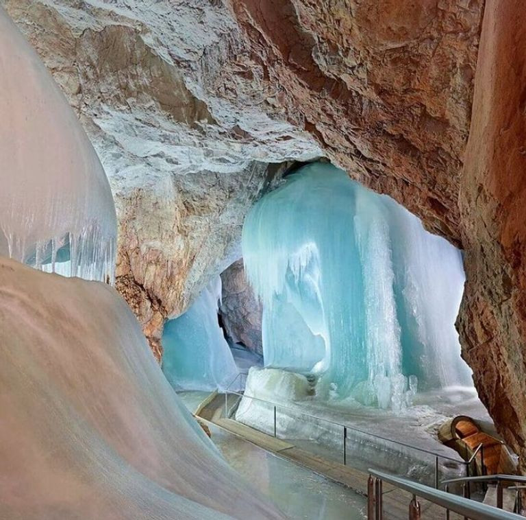 كهف Eisriesenwelt Ice Cave كهف Waitomo Glowworm