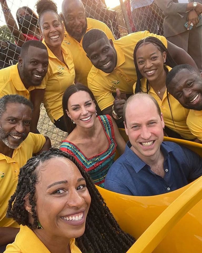 دوق ودوقة كامبريدج في أثناء التقاطهما السيلفي مع الفريق