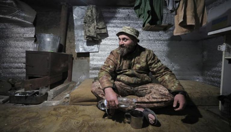 عسكري أوكراني في مخبأ قرب ماريوبول (أ. ف. ب)