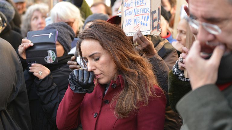 أسانج وصديقته ستيلا موريس