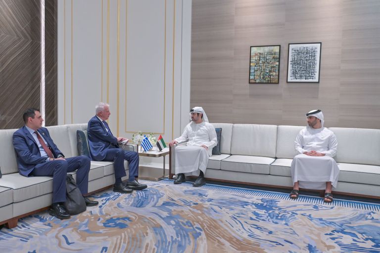 مكتوم بن محمد يستقبل نائب رئيس وزراء اليونان