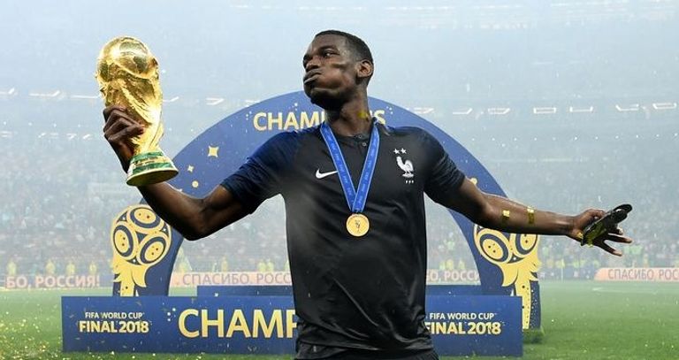 بول بوجبا بوجبا يحمل ميدالية التتويج بكأس العالم