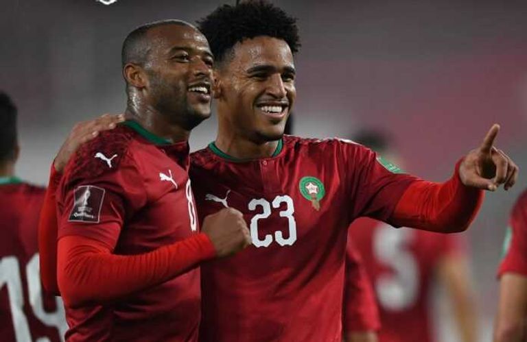 ريان مماي على اليمين محمد صلاح ورياض محرز