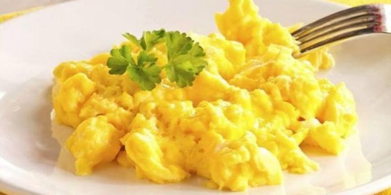 البيض بالجبنة الفيتا أفكار لسحور رمضان