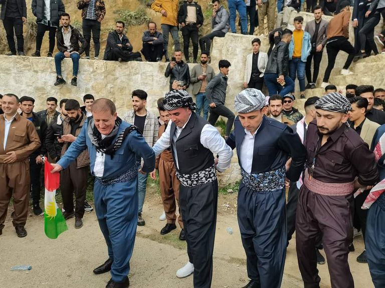 محتفلون عند متنزه وسط مدينة السليمانية بأعياد "نوروز"