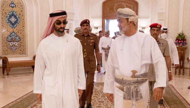 سلطان عمان يستقبل طحنون بن زايد