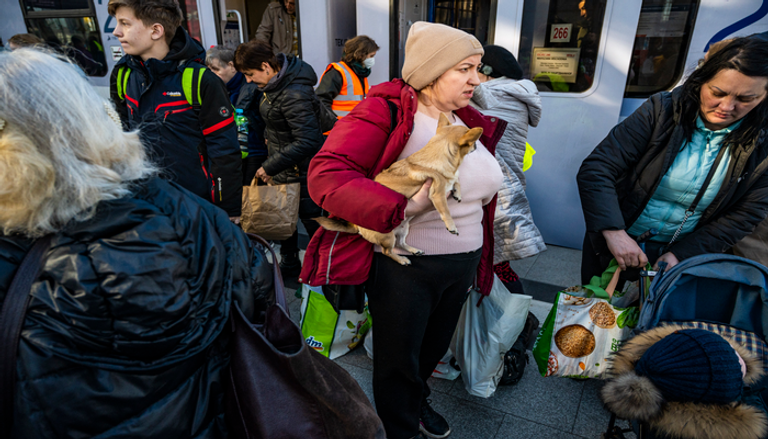 لاجئة أوكرانية تعبر الحدود نحو بولندا مع قطتها -أ. ف. ب
