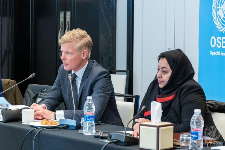 جانب من المشاورات بالعاصمة الأردنية بين مختلف الأطراف اليمنية والمبعوث الأممي