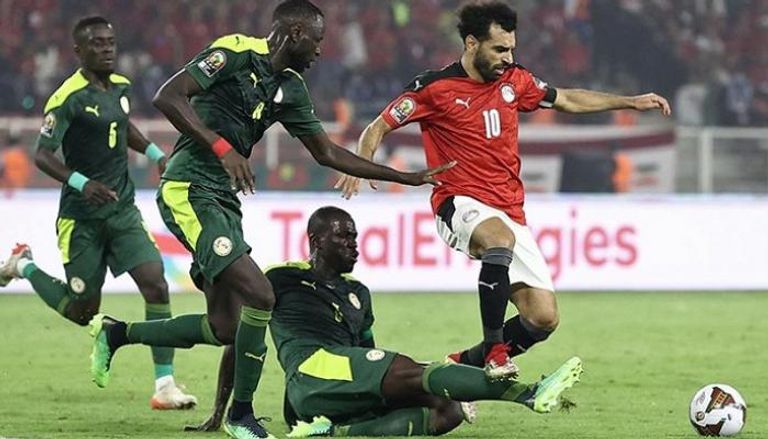 كوليبالي في مواجهة محمد صلاح في مباراة مصر والسنغال