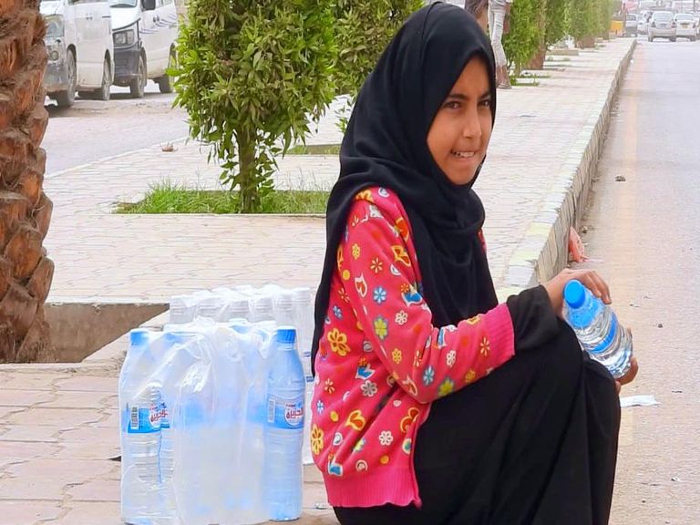 ساقية الماء.. الطفلة نورة لدى بيعها الماء في أحد شوارع مأرب