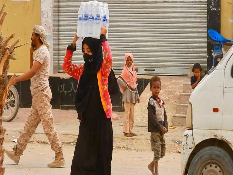 ساقية الماء.. الطفلة نورة لدى بيعها الماء في أحد شوارع مأرب
