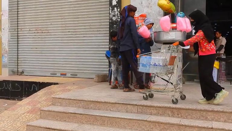 ساقية الماء.. الطفلة نورة لدى بيعها الماء في أحد شوارع مأرب