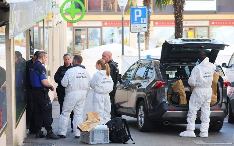 الشرطة تعاين الشرفة حيث سقط أفراد الأسرة