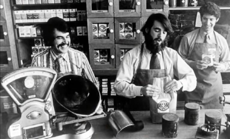 مجموعة أصدقاء يحتسون القهوة والنسكافية