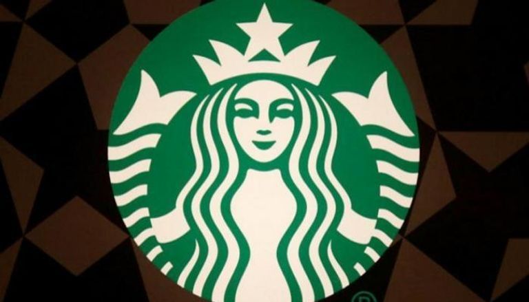 مجموعة أصدقاء يحتسون القهوة والنسكافية