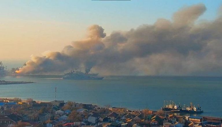 الدخان يتصاعد جراء تدمير سفينة روسية في بيرديانسك