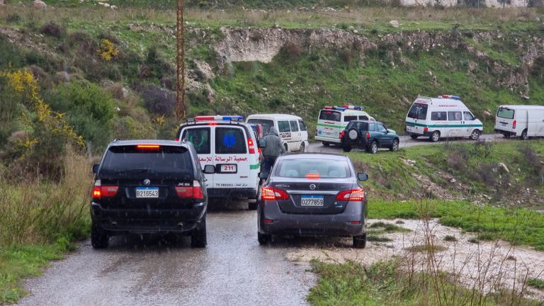 الأم وبناتها الثلاث