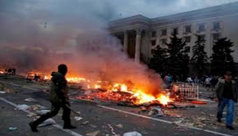 نيران مشتعلة في أوديسا خلال احتجاجات في عام 2014 (رويترز)