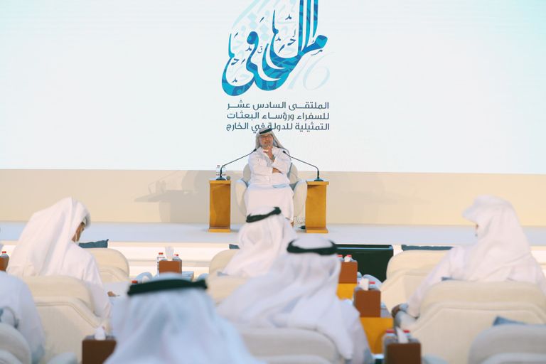 سارة الأميري خلال مشاركتها بالملتقى