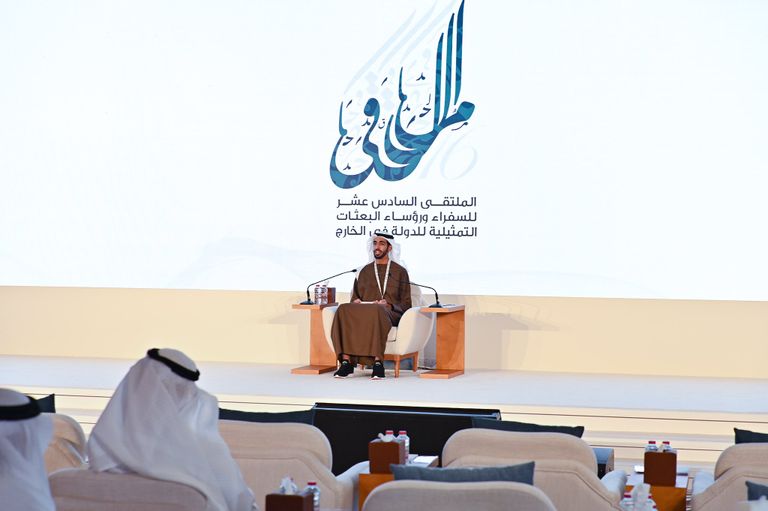 سارة الأميري خلال مشاركتها بالملتقى