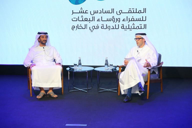 سارة الأميري خلال مشاركتها بالملتقى