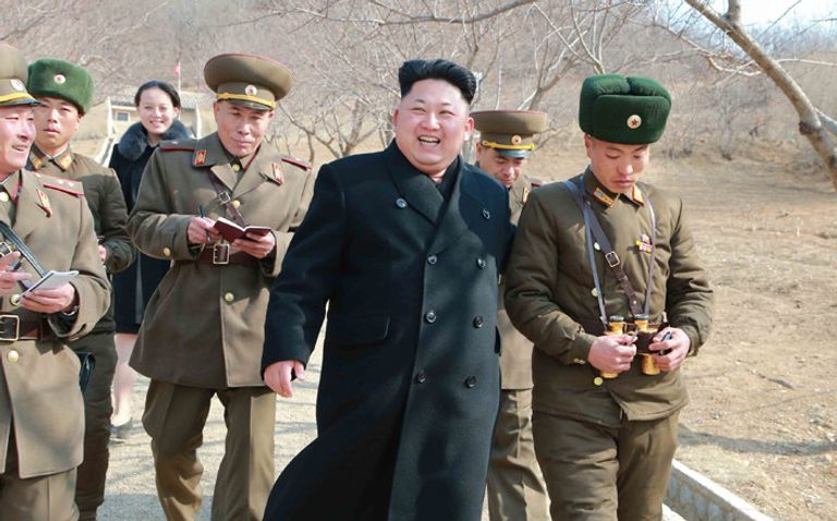 زعيم كوريا الشمالية وقادته العسكريين صواريخ خلال عرض عسكري في كوريا الشمالية