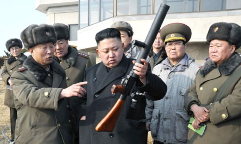كيم يستعرض سلاحا خفيفا محلي الصنع صواريخ خلال عرض عسكري في كوريا الشمالية