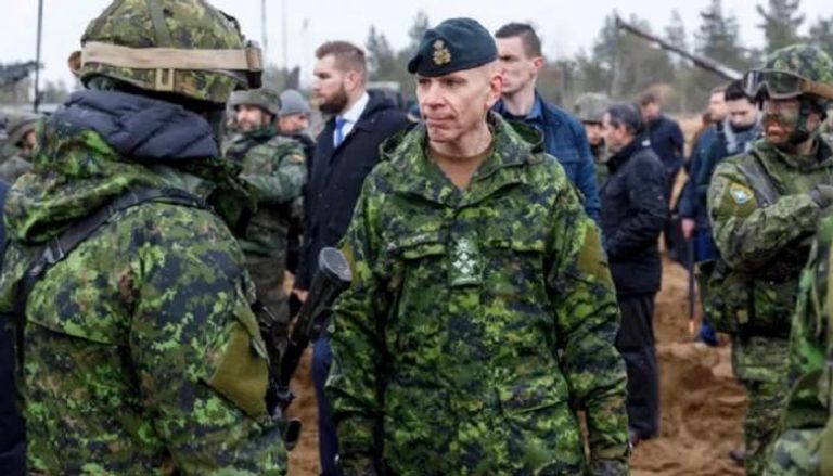 الجنرال واين إير يتحدث مع الجنود خلال زيارة إلى لاتفيا - جارديان