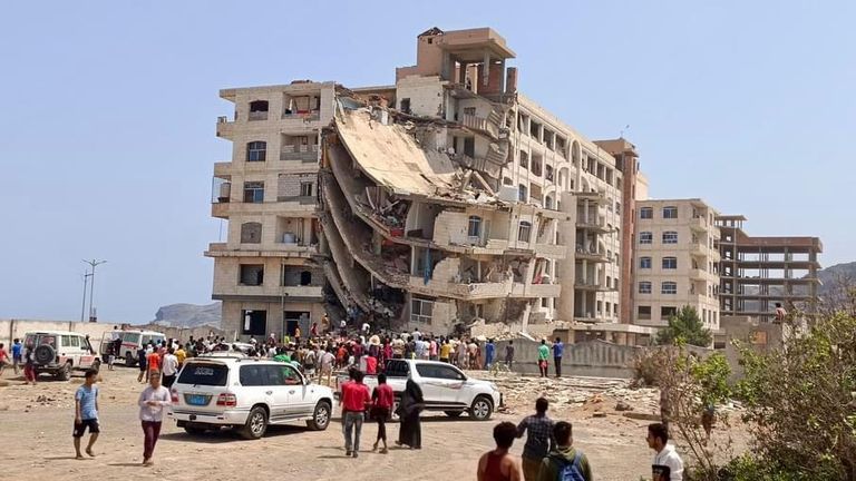 آثار الانهيار الجزئي في المبنى السكني